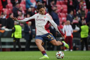 Dybala durante un riscaldamento con la Roma