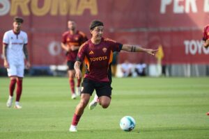 Paulo Dybala mentre porta palla e da indicazioni ai compagni