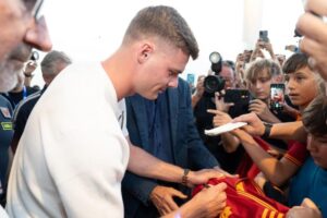 Evan Ferguson firma autografi a Ciampino