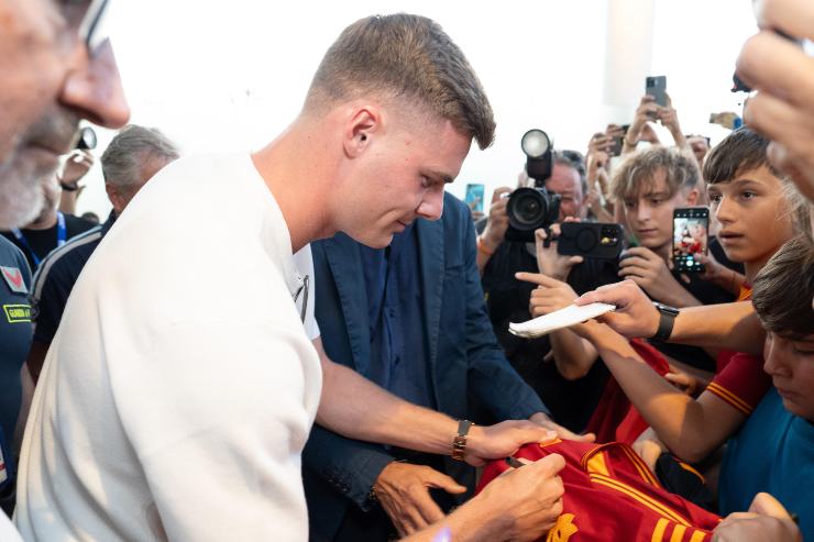Evan Ferguson firma autografi a Ciampino
