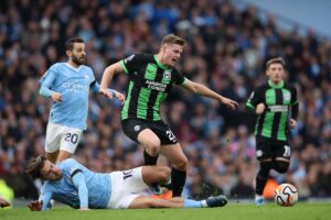 Evan Ferguson a contrasto con un calciatore del Manchester City