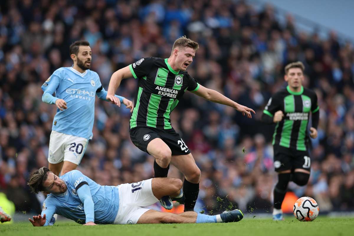 Evan Ferguson a contrasto con un calciatore del Manchester City
