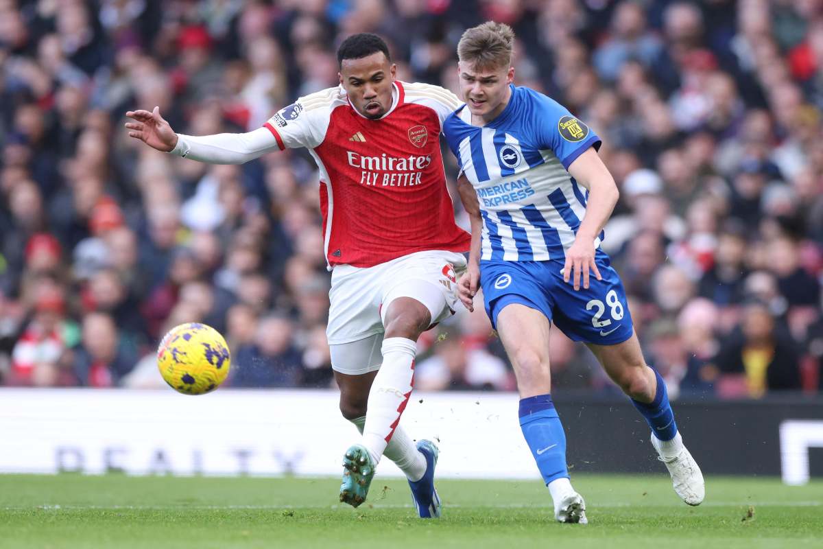 Evan Ferguson contrasta un calciatore dell'Arsenal che tenta di arrivare sulla palla