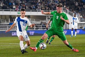 Evan Ferguson tenta l'anticipo col piede destro su un avversario