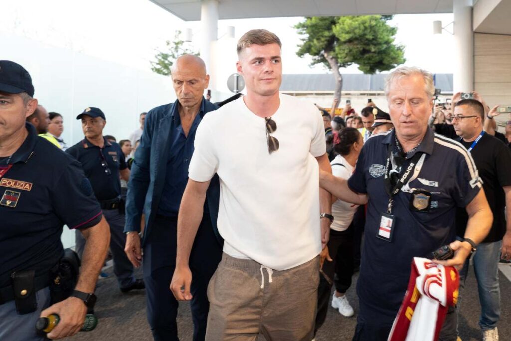 Evan Ferguson cammina a Ciampino accolto dai tifosi della Roma