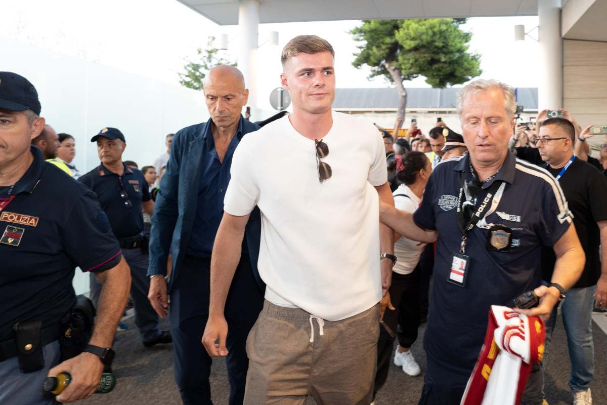 Evan Ferguson cammina a Ciampino accolto dai tifosi della Roma