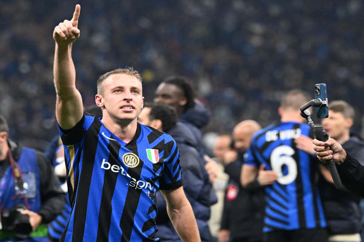 Davide Frattesi esulta dopo un gol con l'Inter alzando il dito