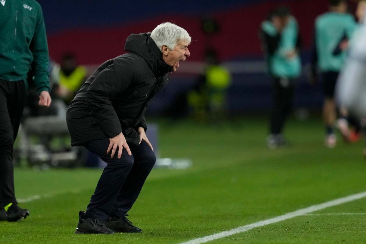 Gian Piero Gasperini urla piegandosi durante un match