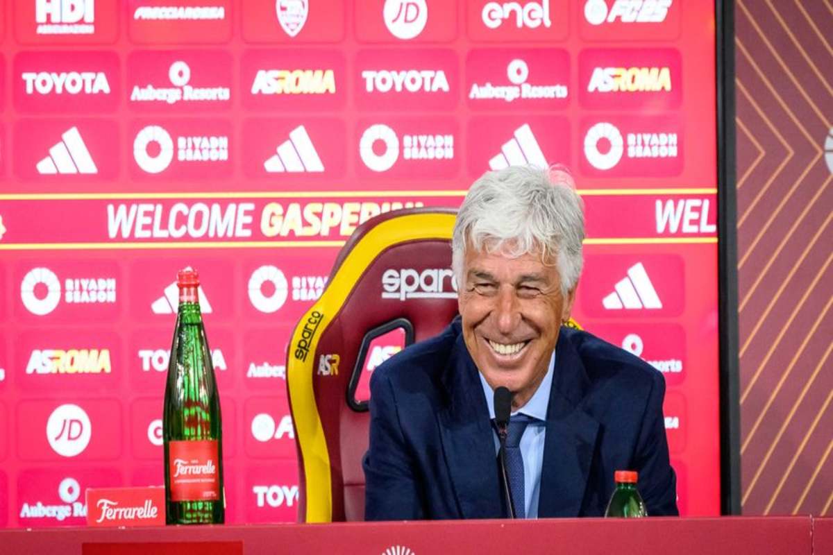 Gian Piero Gasperini sorride durante la sua prima conferenza stampa con la Roma