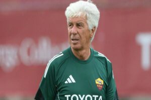 Gian Piero Gasperini concentrato sul campo d'allenamento con la Roma