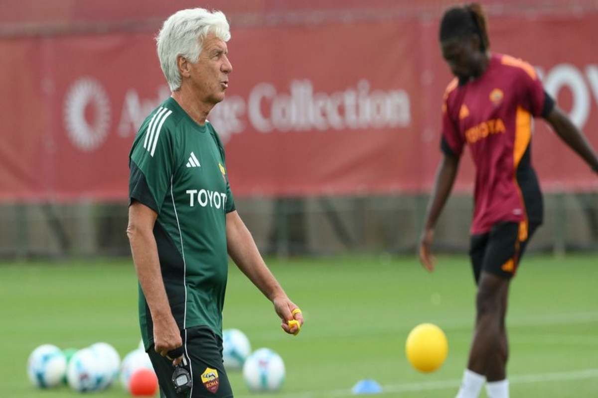 Gasperini da indicazioni ai calciatori della Roma, Koné palleggia sullo sfondo