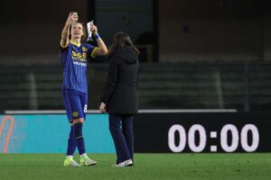 Ghilardi si fa un selfie dopo una partita con il trofeo di migliore in campo