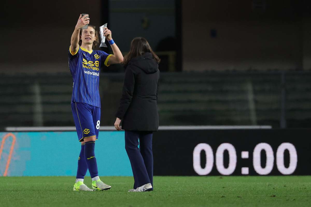 Ghilardi si fa un selfie dopo una partita con il trofeo di migliore in campo
