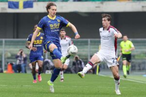 Ghilardi salta per anticipare un avversario sul pallone