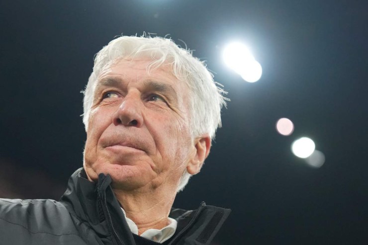 Gian Piero Gasperini in primo piano con prospettiva dal basso e con sguardo di lato