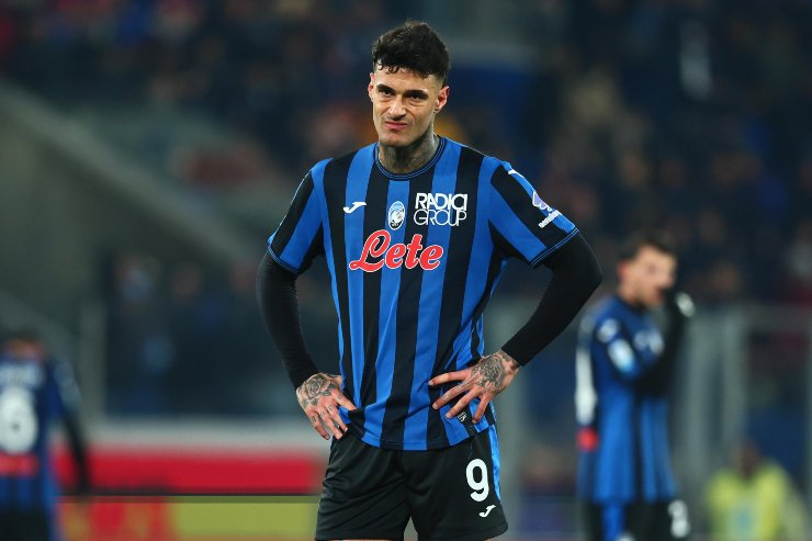 Gianluca Scamacca in primo piano e con le mani sui fianchi