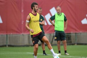 Hermoso conduce il pallone in allenamento con la Roma