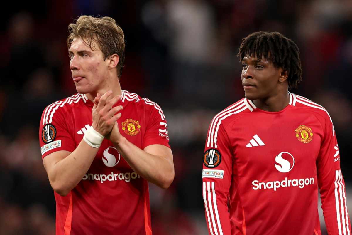 Hojlund e Dorgu con la maglia dello United