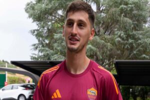 Marash Kumbulla sorridente al primo giorno di ritiro con la Roma
