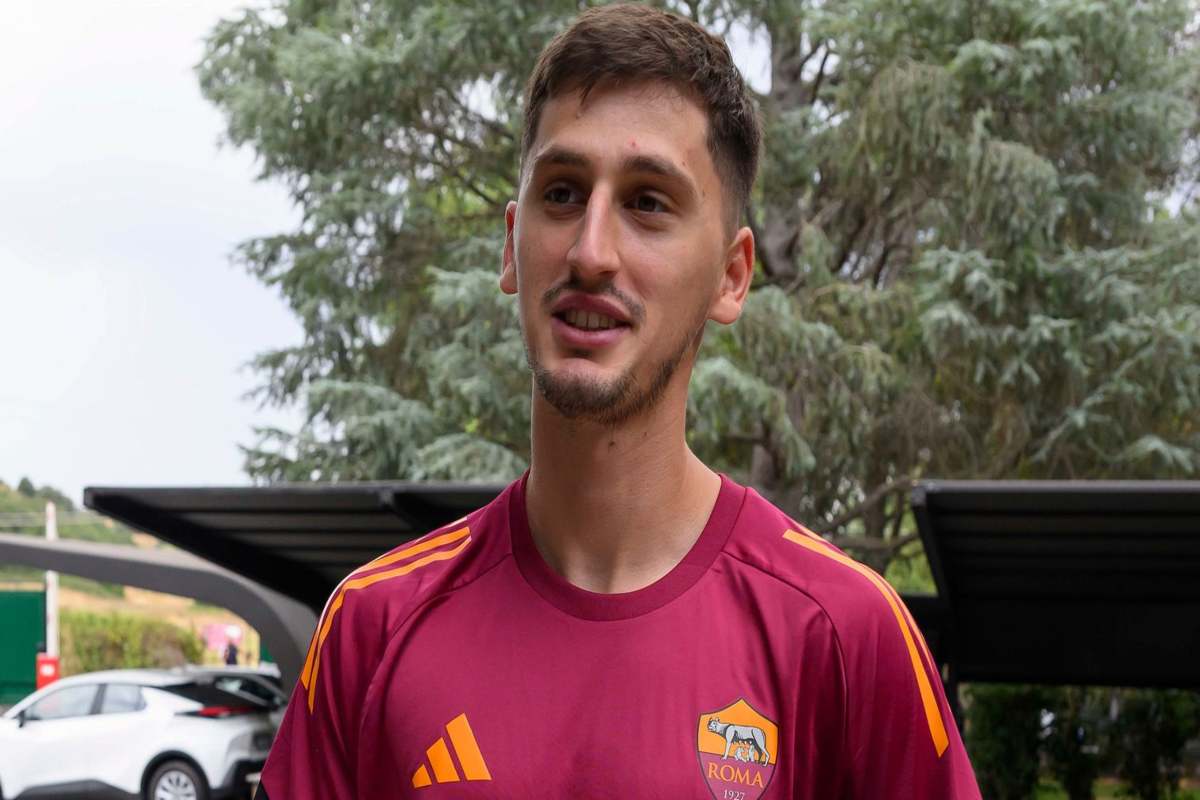 Marash Kumbulla sorridente al primo giorno di ritiro con la Roma