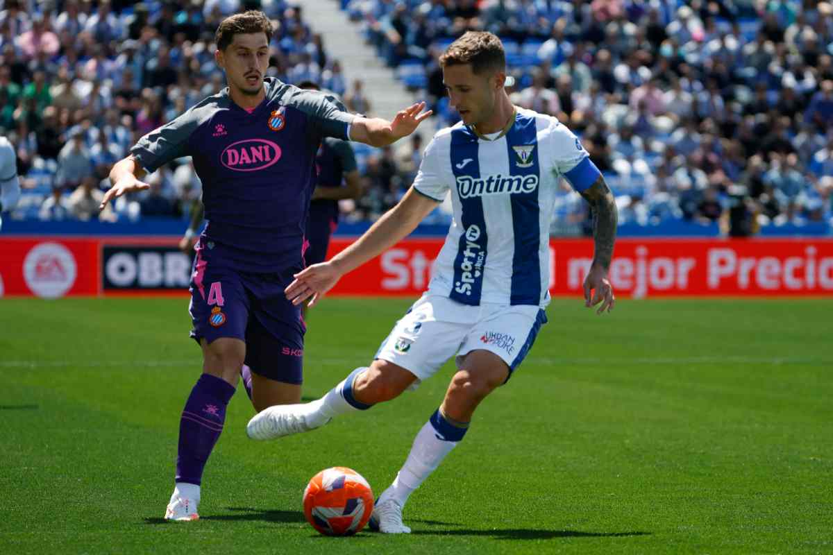 Kumbulla con la maglia dell'Espanyol