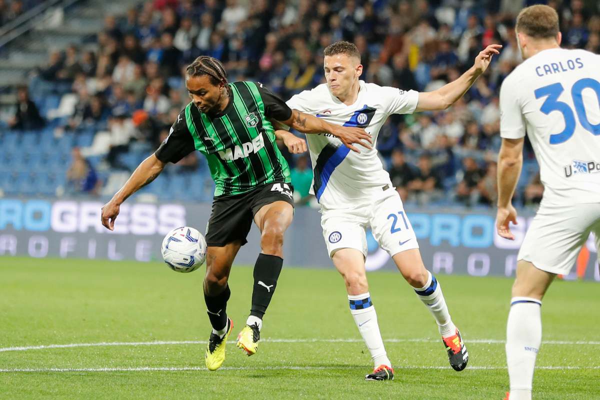 Armand Laurienté controlla e difende il pallone dall'attacco di Aslani