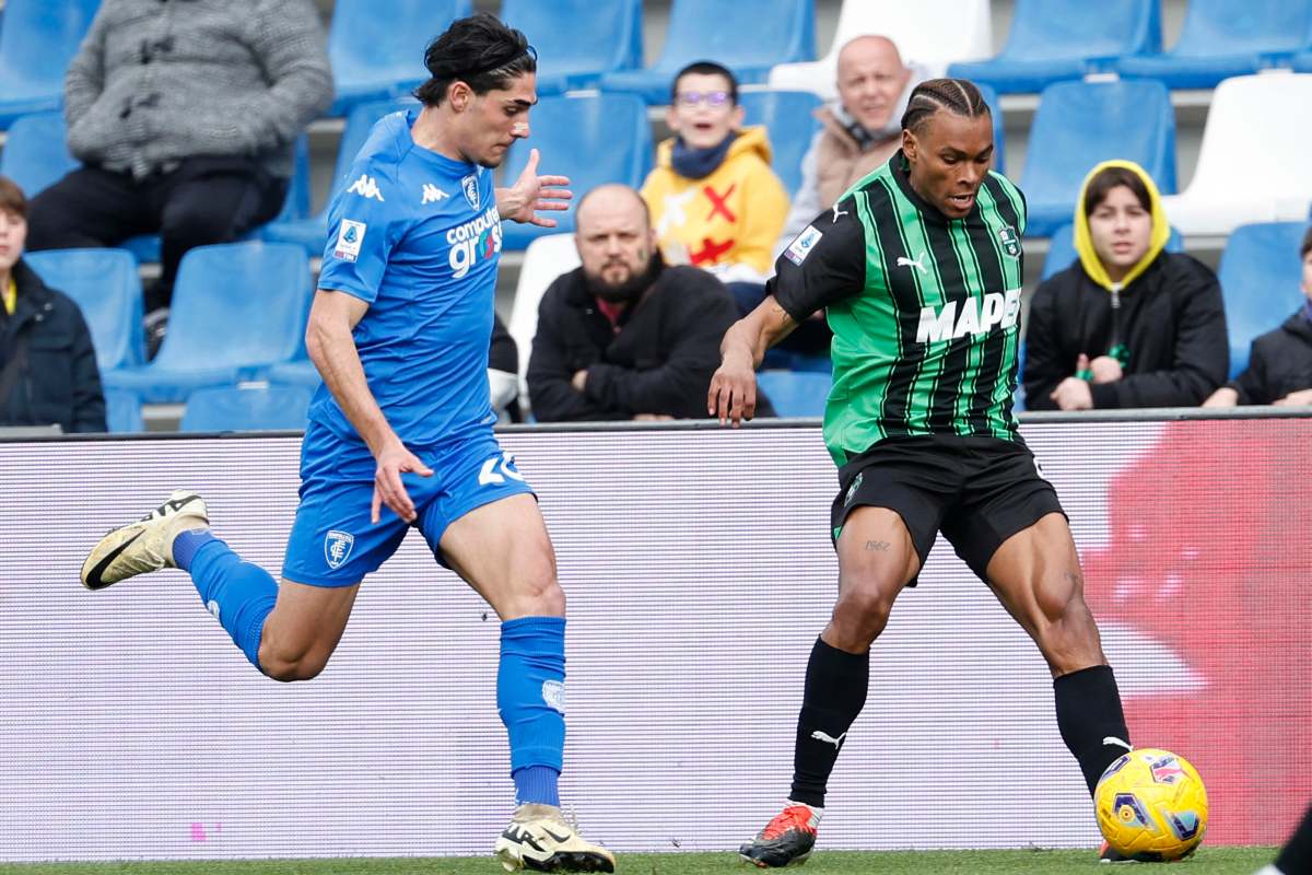 Armand Laurienté controlla il pallone mentre è in campo con il Sassuolo