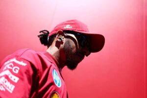 Hamilton con la divisa Ferrari