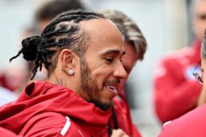 Hamilton sorridente nel paddock