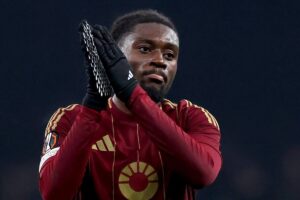 Manu Koné applaude i tifosi
