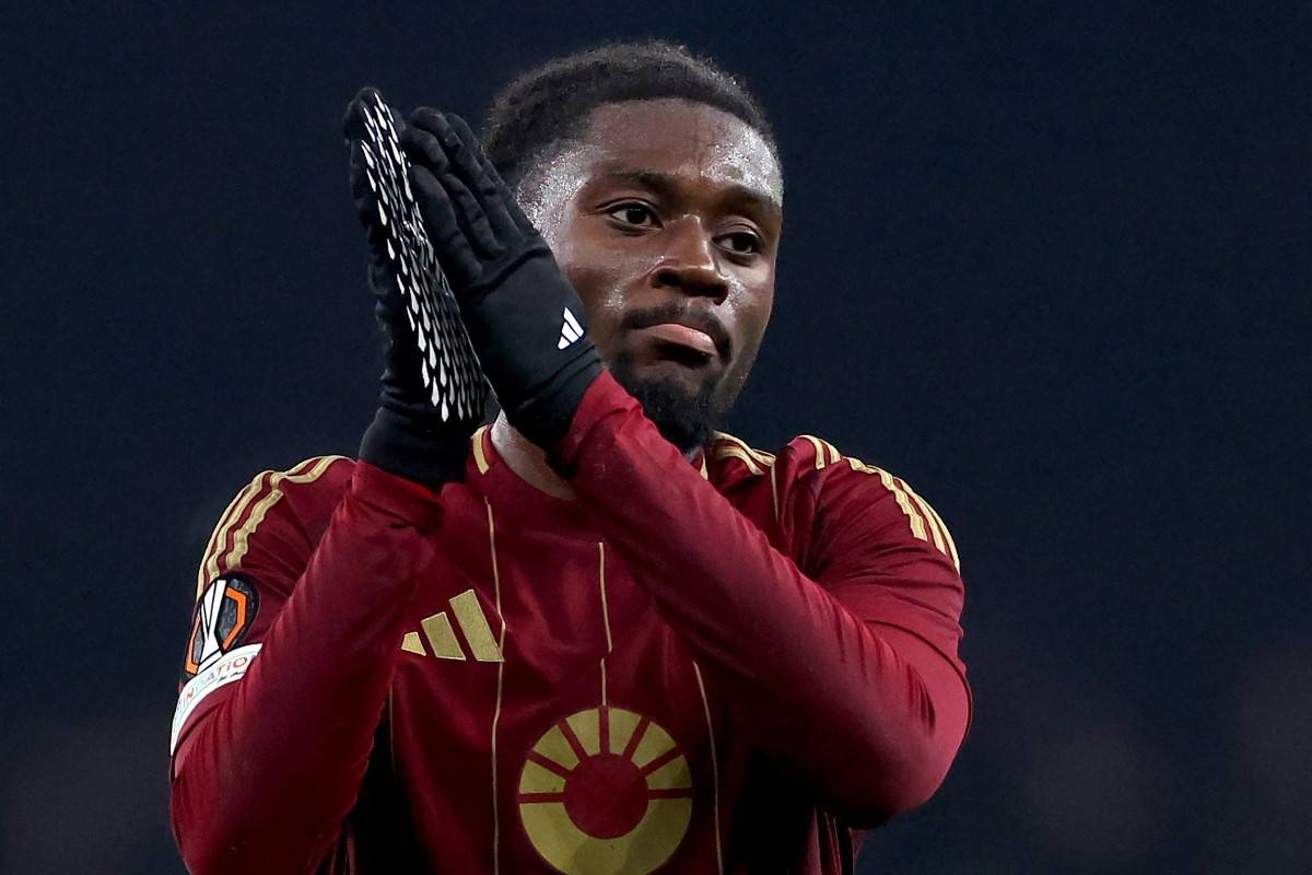 Manu Koné applaude i tifosi