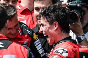 Marquez festeggia dopo una vittoria