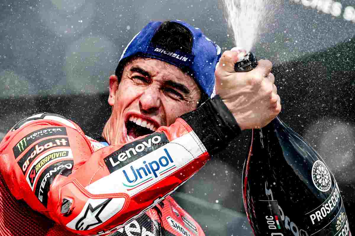 Marquez festeggia con lo Champagne
