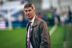 Frederic Massara sorride in campo