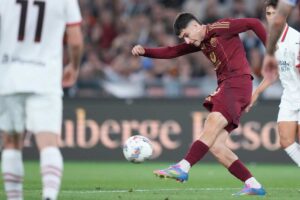 Matias Soule in procinto di calciare