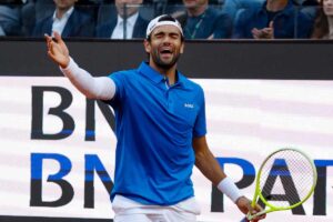Berrettini fa una smorfia in campo