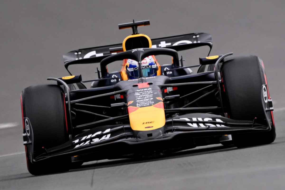 Verstappen in pista con la Red Bull
