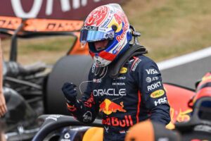 Verstappen con il casco in pista