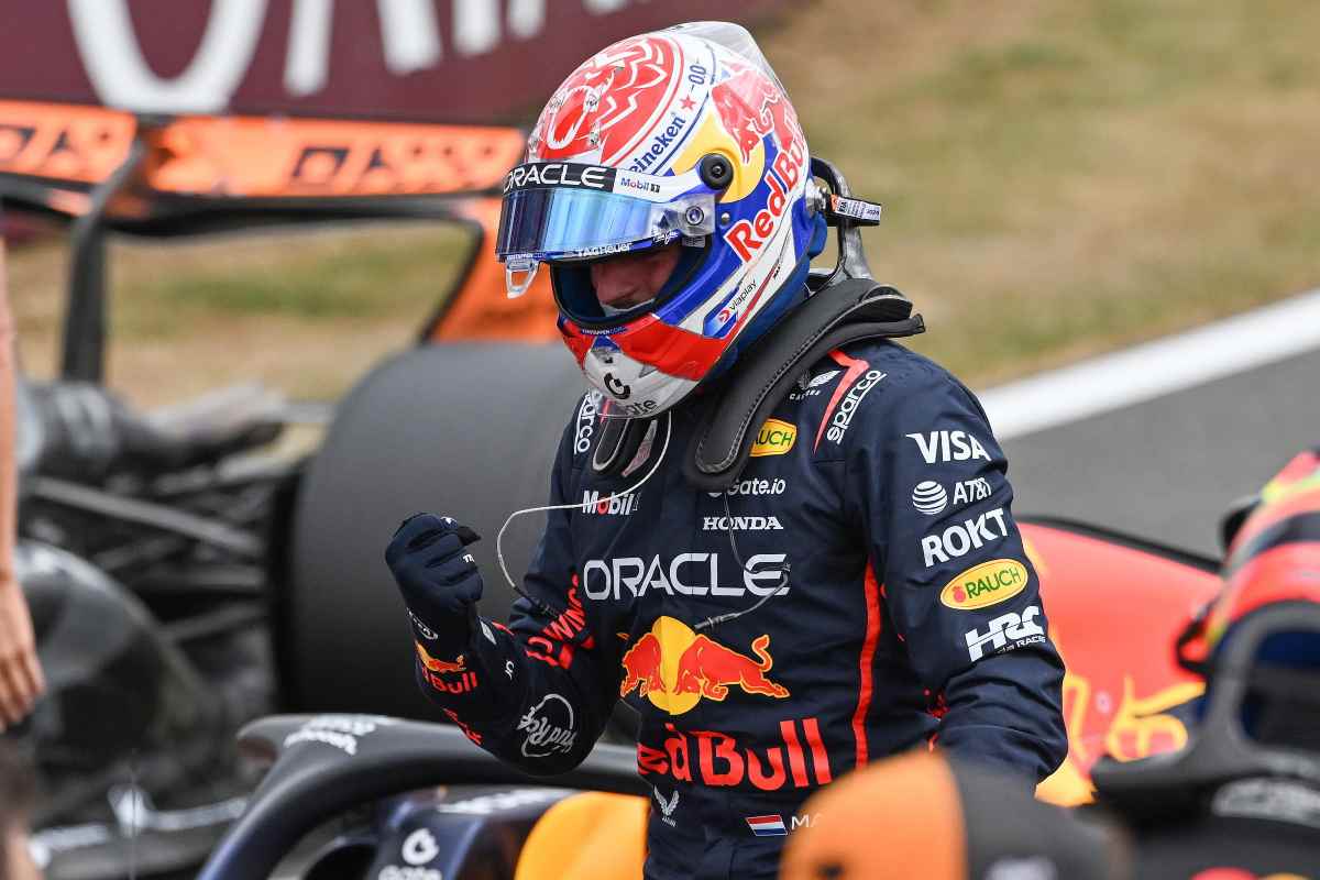 Verstappen con il casco in pista