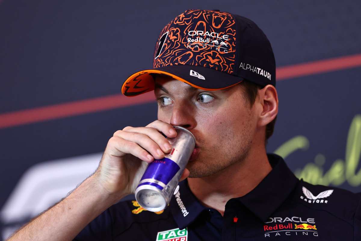 Verstappen beve una Red Bull