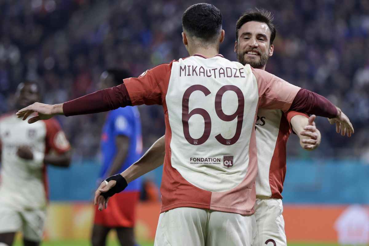 Mikautadze con la maglia del Lione
