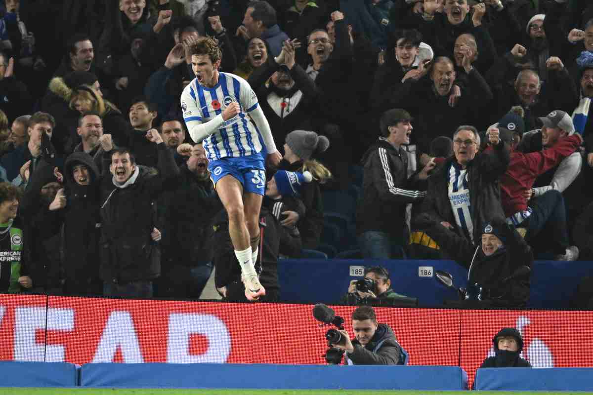 O'Riley esulta con la maglia del Brighton