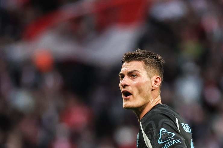 Patrik Schick in primo piano e di profilo