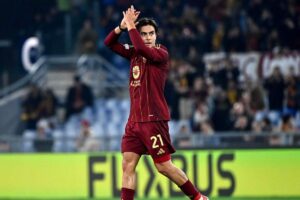 Paulo Dybala saluta il pubblico romanista