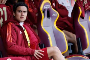 Dybala seduto in panchina
