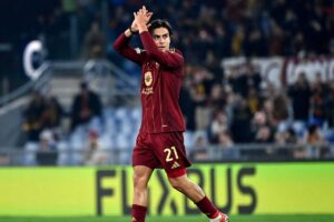 Paulo Dybala saluta i tifosi della Roma