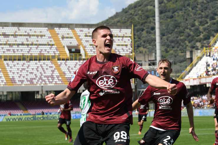 Pirola esulta dopo un gol