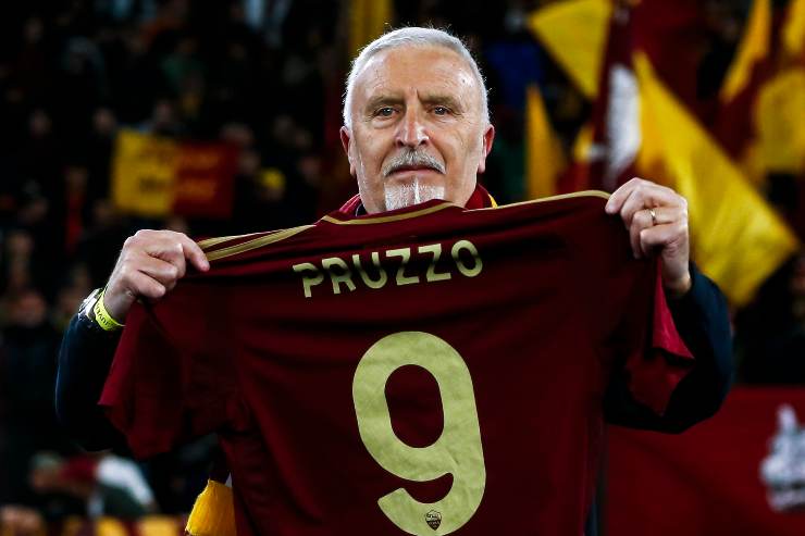 Roberto Pruzzo mostra una maglia della Roma