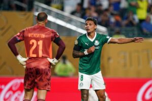 Richard Rios si lamenta in campo con il portiere avversario