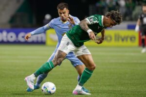 Richard Rios conduce il pallone contrastato da un avversario